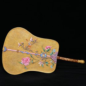清雍正金地浮雕粉彩花鸟纹扇，高36cm直径20.8cm，价4600