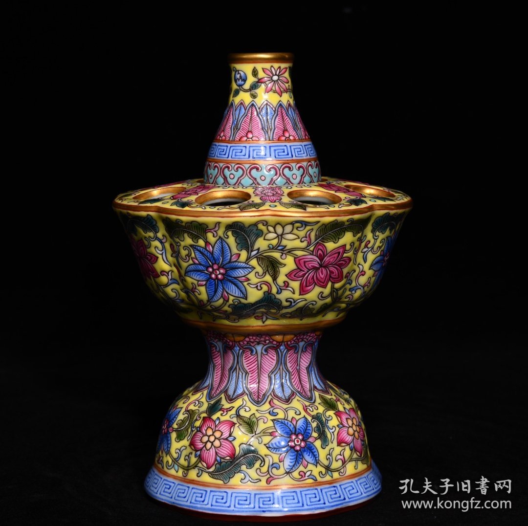 清乾隆黄地粉彩描金花卉纹九孔蜡台，尺寸高15.5cm直径11cm，价4500