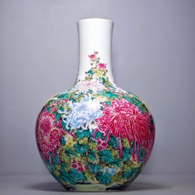 清乾隆珐琅彩绘菊花纹天球瓶