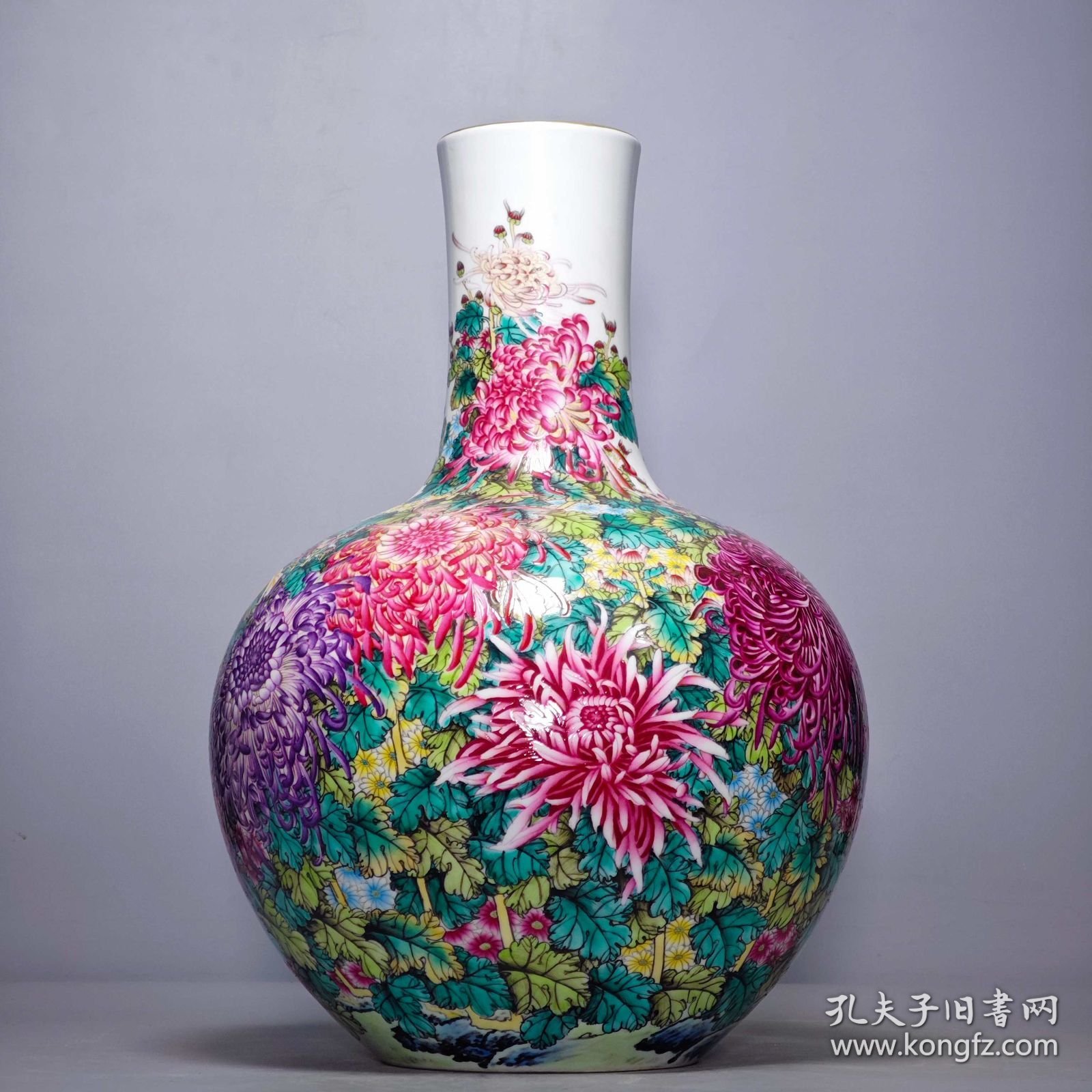 清乾隆珐琅彩绘菊花纹天球瓶