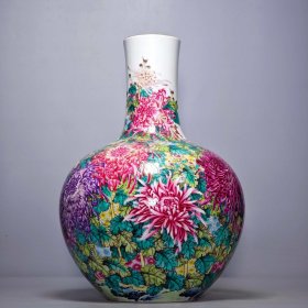 清乾隆珐琅彩绘菊花纹天球瓶