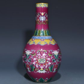 清乾隆胭脂红地粉彩花卉纹胆瓶，高23cm直径11.5cm，价3960