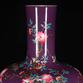 清乾隆茄皮紫釉珐琅彩花鸟石榴纹天球瓶 尺寸：43.5×33厘米 价格5800