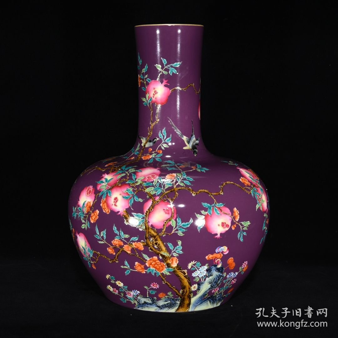 清乾隆茄皮紫釉珐琅彩花鸟石榴纹天球瓶 尺寸：43.5×33厘米 价格5800