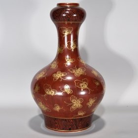 清乾隆木纹釉金彩百蝶纹蒜头瓶 尺寸：31.5×19厘米 价格2600