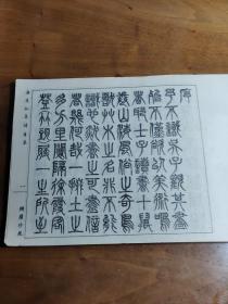 吴友如的绘画以描绘市井风俗、时事新闻为主，为适合石印制版，所画均以线条描绘，黑白分明，画风工整，构图繁复。仕女形象消瘦柔弱，面部画法受同时代画家沙馥影响，称为“沙相”；建筑物、舟车的描画吸收了欧洲焦点透视的方法。是一位将传统民间艺术与新的石印技术结合的画家，也是近代著名的新闻、风俗画家。吴友如人物士女画集—— 吴友如 著——天津古籍版