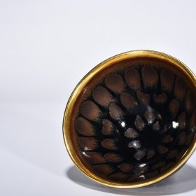 宋建窑铁锈斑釉盏镶金釦(供御款) 高6.8厘米 宽12.8厘米 585元