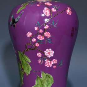 清雍正茄皮紫釉粉彩杏林春燕图梅瓶