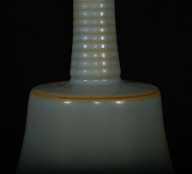 宋汝窑炫纹瓶，高25×15厘米400