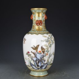 清乾隆豆青釉描金通景安居乐业纹瓶 尺寸：35×17厘米 价格6500