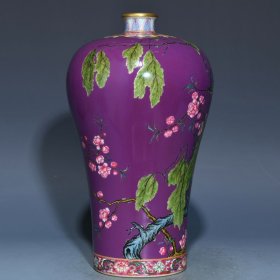 清雍正茄皮紫釉粉彩杏林春燕图梅瓶