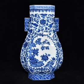 清乾隆青花花卉纹贯耳方瓶，37.5×21×20，价格:4160