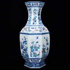 清乾隆斗彩花卉纹方瓶 尺寸45*23厘米 价格9000