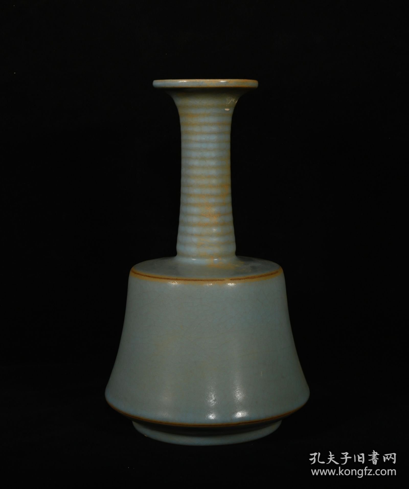 宋汝窑炫纹瓶，高25×15厘米400