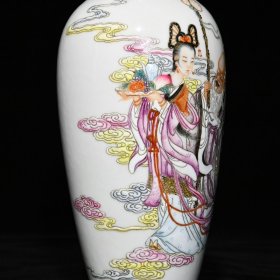 清乾隆 粉彩麻姑献寿纹柳叶瓶；高27.8cm直径8.8cm；价10000
