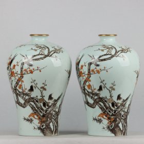 清雍正 墨彩描金喜鹊登梅纹梅瓶一对
；高宽 38*24cm ¥9600