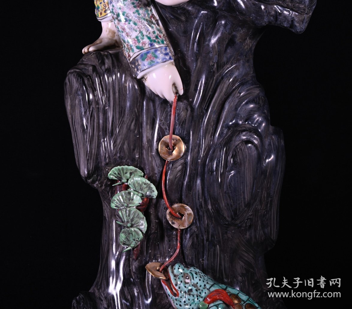 民国大师曾龍昇制粉彩刘海戏金蟾人物塑像，高41×22厘米1200