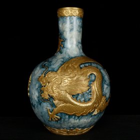 清乾隆墨彩雕刻鎏金云龙纹天球瓶
；高47.5厘米   直径33厘米
价7500