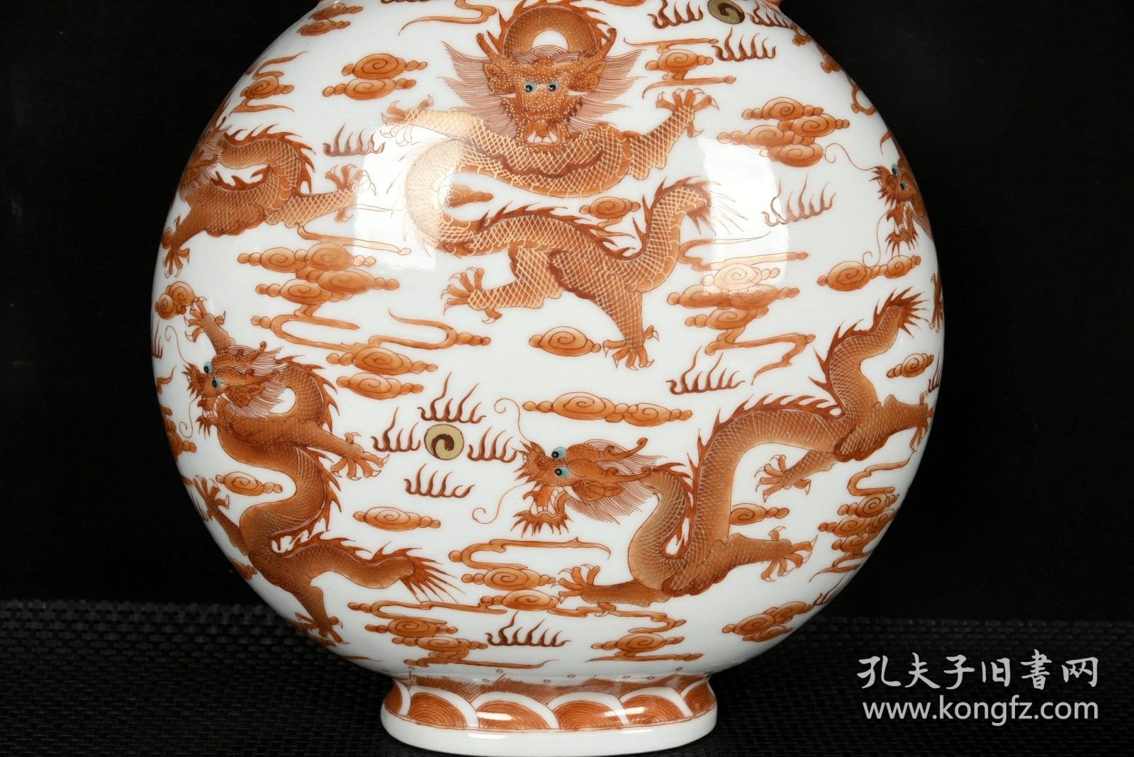 清雍正矾红描金九龙纹双耳扁瓶 尺寸：32厘米X26厘米X12厘米 价格3000