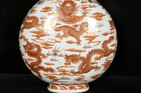 清雍正矾红描金九龙纹双耳扁瓶 尺寸:32厘米X26厘米X12厘米 价格3000