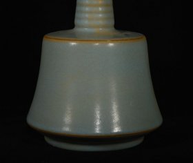 宋汝窑炫纹瓶，高25×15厘米400