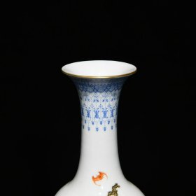 清乾隆 粉彩麻姑献寿纹柳叶瓶；高27.8cm直径8.8cm；价10000