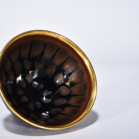 宋建窑铁锈斑釉盏镶金釦(供御款) 高6.8厘米 宽12.8厘米 585元