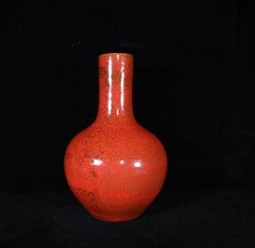 清鸡血石釉天球瓶；高34×22厘米价570