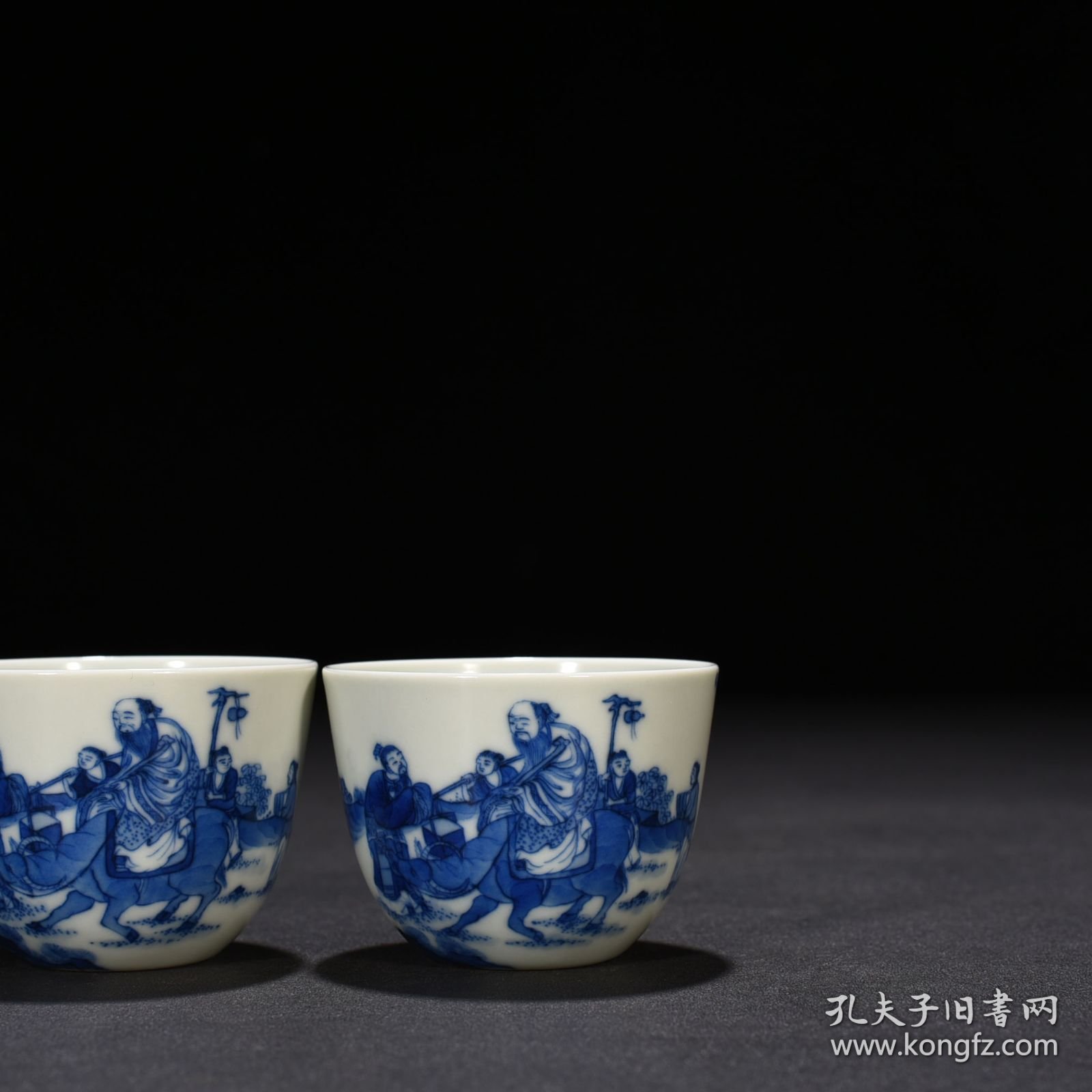清康熙青花老子出关人物纹卧足杯 尺寸：4.5*6厘米 价格1615