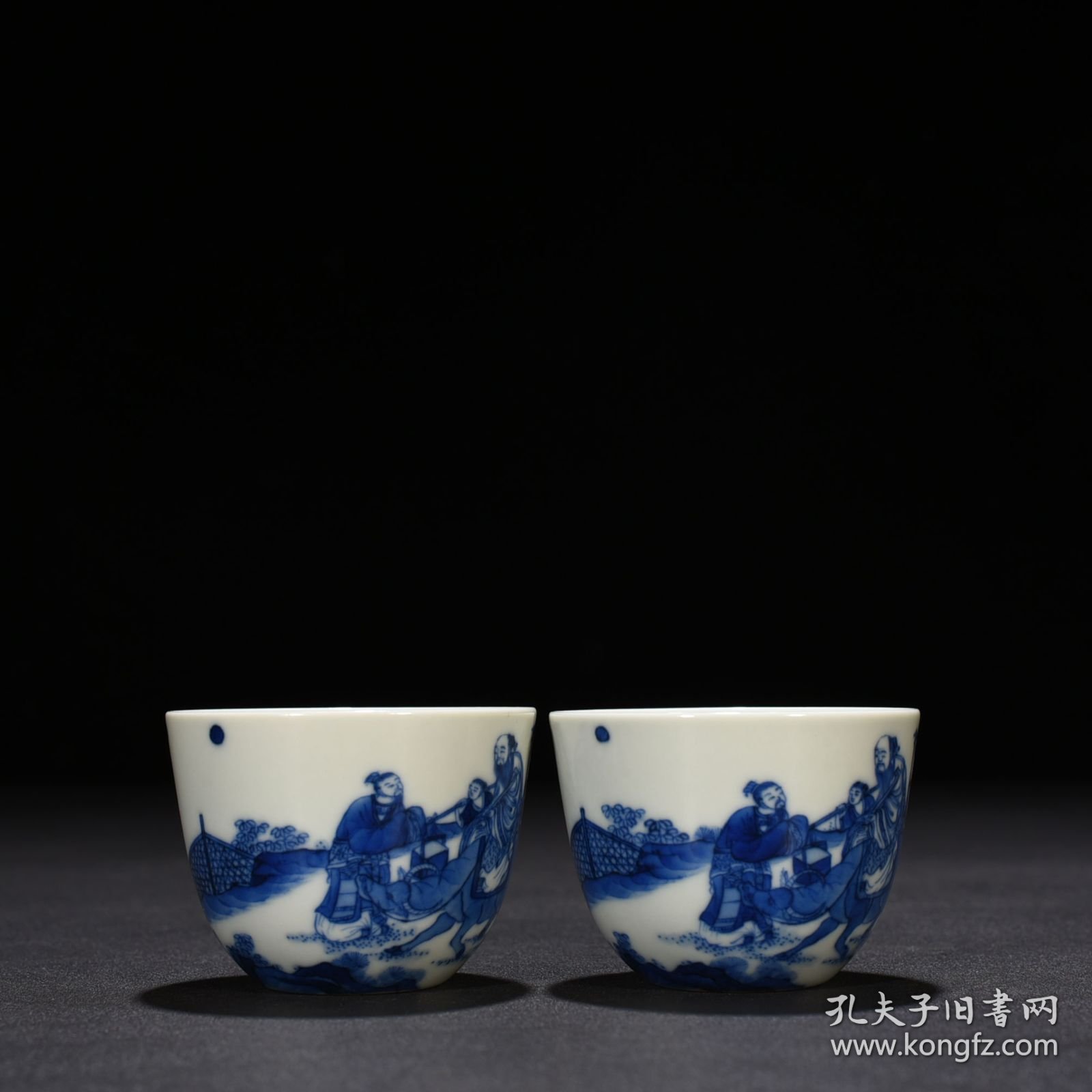 清康熙青花老子出关人物纹卧足杯 尺寸：4.5*6厘米 价格1615