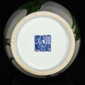 清乾隆粉彩百财纹瓶