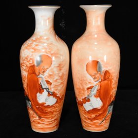 清雍正矾红罗汉纹瓶  21.5×9厘米 价:1920