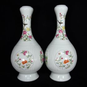 清乾隆粉彩花蝶纹蒜头瓶，36×16厘米 价:6400