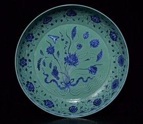 明宣德松石绿釉青花一束莲纹赏盘，高6.5×33厘米