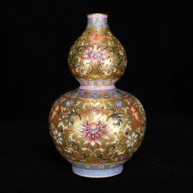 清雍正金地珐琅彩缠枝花卉纹葫芦瓶  19×12厘米 价:7680