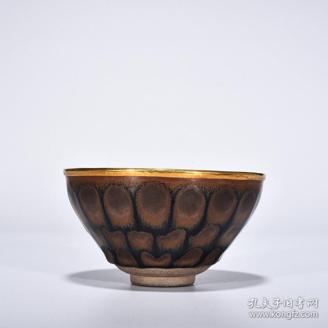 宋建窑铁锈斑釉盏镶金釦（供御款） 高6.8厘米 宽12.8厘米 585元