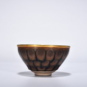 宋建窑铁锈斑釉盏镶金釦(供御款) 高6.8厘米 宽12.8厘米 585元