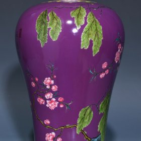 清雍正茄皮紫釉粉彩杏林春燕图梅瓶