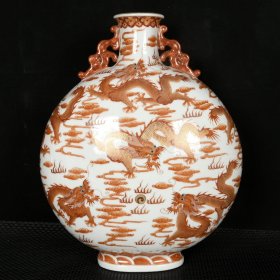 清雍正矾红描金九龙纹双耳扁瓶 尺寸:32厘米X26厘米X12厘米 价格3000