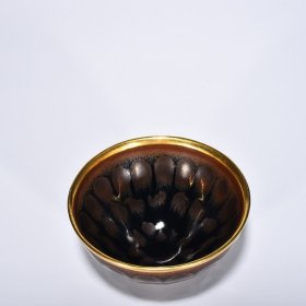 宋建窑铁锈斑釉盏镶金釦(供御款) 高6.8厘米 宽12.8厘米 585元