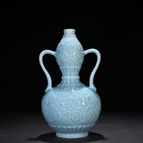 清乾隆天蓝釉刻缠枝花卉纹如意耳葫芦瓶 尺寸：32*18厘米 价格698