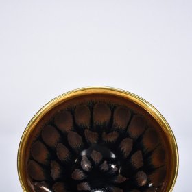 宋建窑铁锈斑釉盏镶金釦(供御款) 高6.8厘米 宽12.8厘米 585元