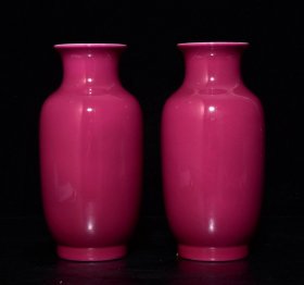 清乾隆胭脂红单色釉灯笼瓶一对，高23×11.5厘米