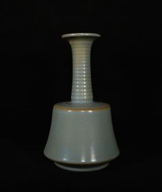 宋汝窑炫纹瓶，高25×15厘米400
