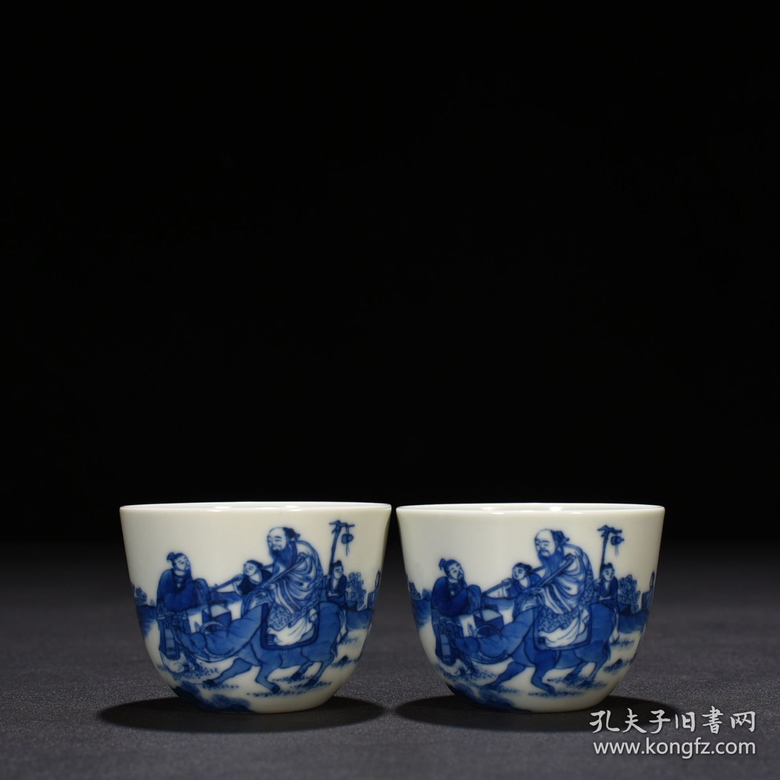 清康熙青花老子出关人物纹卧足杯 尺寸：4.5*6厘米 价格1615