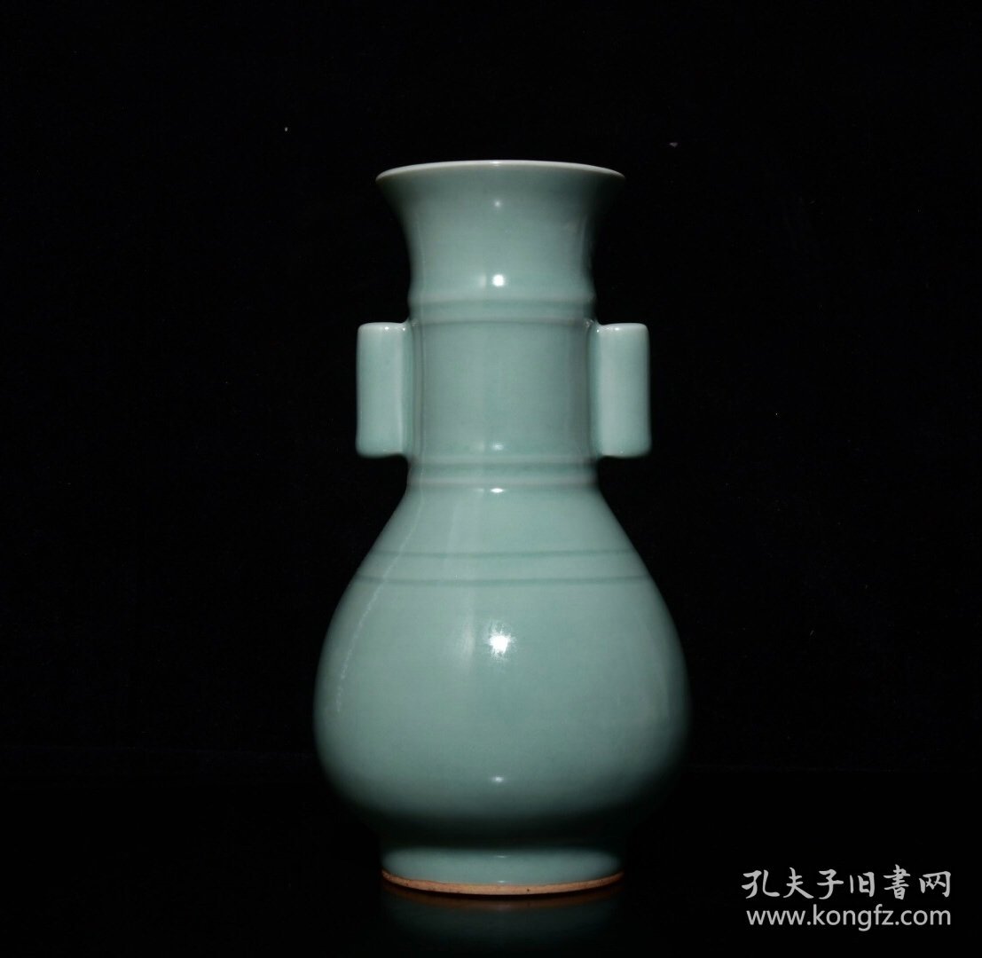 龙泉窑粉青釉贯耳瓶，高22.5×13厘米400