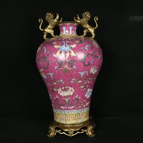 回流瓷清乾隆胭脂红釉粉彩福寿花卉纹镶铜鎏金梅瓶
；高49厘米      直径27厘米
价2600