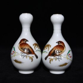 清雍正珐琅彩花鸟纹蒜头瓶  13.5×7.5厘米 价:2700