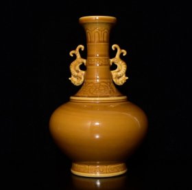 清乾隆单色釉雕花双耳瓶，高30×20厘米