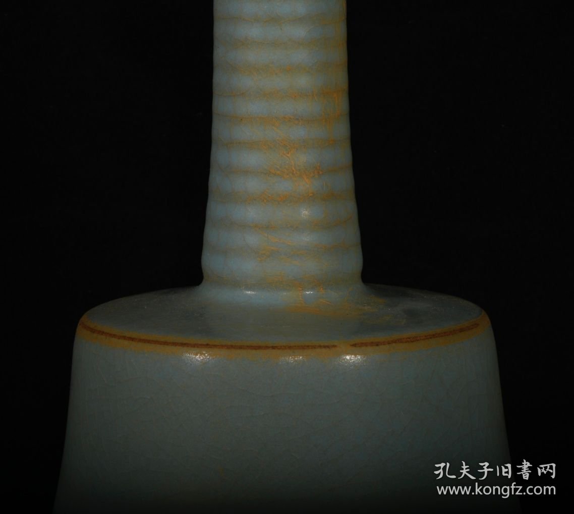 宋汝窑炫纹瓶，高25×15厘米400